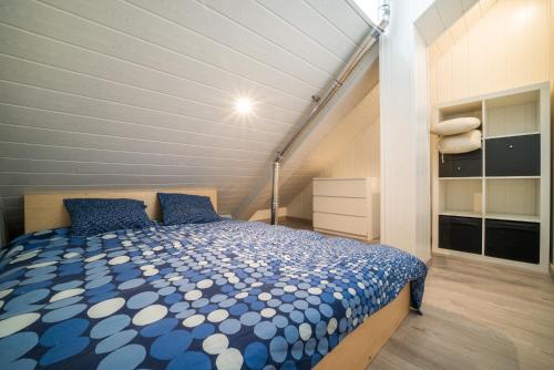 a bedroom with a blue and white bed in a room at Duplex sierra Nevada in Sierra Nevada