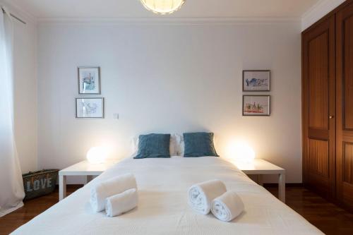 マトジニョシュにあるLovelyStay - Charm Beach Apartment by metro stationのベッドルーム(青い枕の大きな白いベッド付)