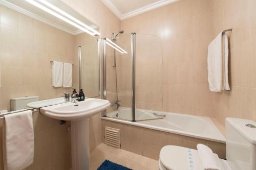 マトジニョシュにあるLovelyStay - Charm Beach Apartment by metro stationのバスルーム(洗面台、トイレ、バスタブ付)