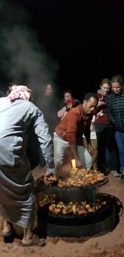 Επισκέπτες που μένουν στο Wadi Rum Bedouin Camp
