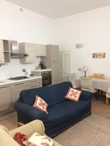 a living room with a blue couch in a kitchen at Da Vittoria in Anagni
