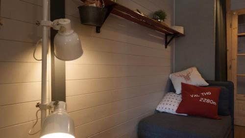 eine Lampe neben einem Stuhl mit einem Kissen darauf in der Unterkunft La Roche Blanche in Val Thorens