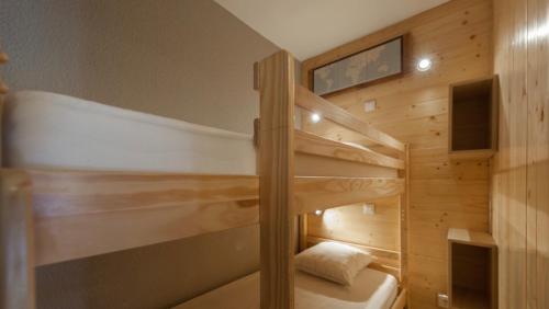ein paar Etagenbetten in einem Zimmer in der Unterkunft La Roche Blanche in Val Thorens
