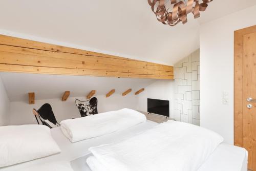 Ένα ή περισσότερα κρεβάτια σε δωμάτιο στο Designferienhaus Luxus Bergchalet XXL Ski In-Out Snow Space Wagrain Flachau