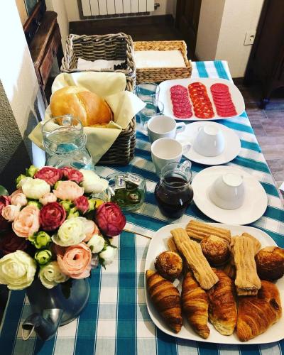 einen Tisch mit Speisen und Gebäck in der Unterkunft El Retiro del Pilar in Belmonte