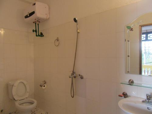 een badkamer met een douche, een toilet en een wastafel bij Thanh Ha Homestay Sapa in Sa Pa