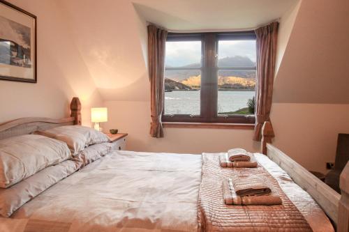 Postel nebo postele na pokoji v ubytování Dallachulish Lodge