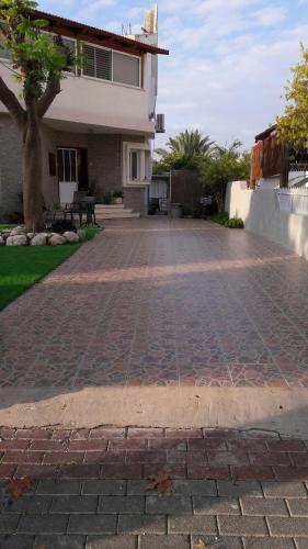 a brick driveway in front of a house at Suite- Studio- Zimmer in Bet Sheʼan