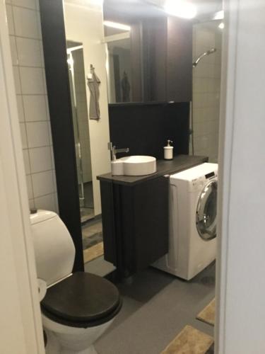 カールスタードにあるSolsidan 1のバスルーム(トイレ、洗濯機付)