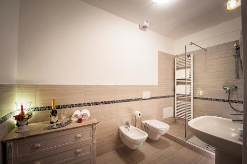 a bathroom with a toilet and a sink and a tub at La Rocchetta in Valeggio sul Mincio