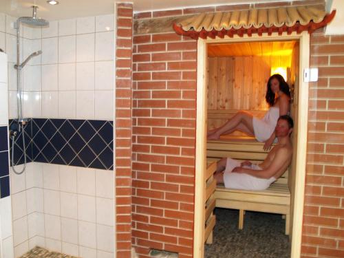 a man and woman sitting in bunk beds in a bathroom at Hotel Kärntnerland in Obertauern