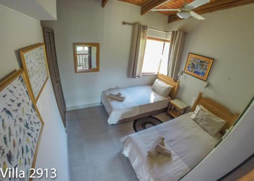 salon z 2 łóżkami i kanapą w obiekcie San Lameer Villas Three Bedroom --&-- Two Bedroom w mieście Southbroom