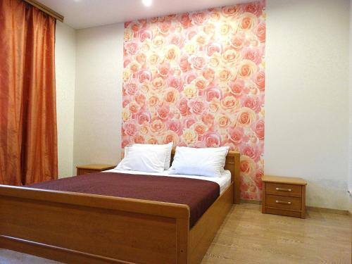 トゥーラにあるInndays on Prospekt Lenina 86の花の壁のベッドルーム1室