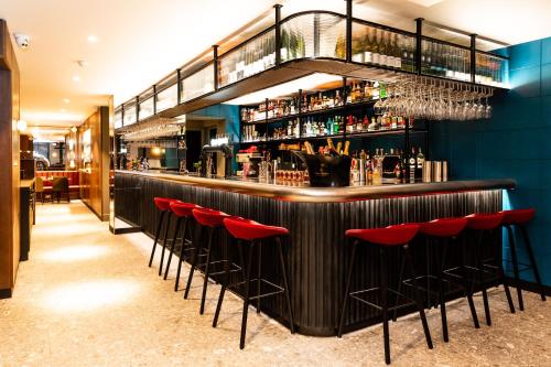 Zona de lounge sau bar la Euston Square Hotel