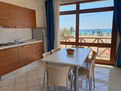 Cuina o zona de cuina de Two Bedroom Apartment with Sea View Fogo Residence