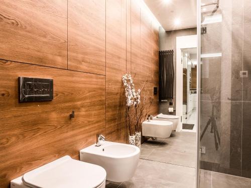 a bathroom with two sinks and two toilets at Tatry Top Apartamenty Granitica centrum in Zakopane