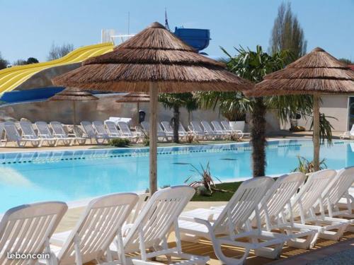 Πισίνα στο ή κοντά στο Superbe Mobil Home