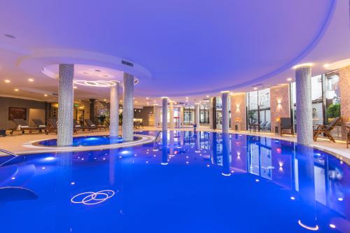 una gran piscina con agua azul en un hotel en Wind Rose Hotel & SPA, en Sochi