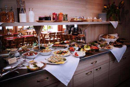 um buffet com muitos pratos de comida numa mesa em Zajazd Gołębiowski em Lipsko