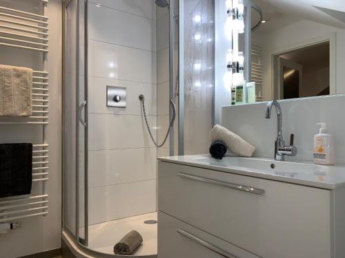 Bilik mandi di Apartment Köln Ensen