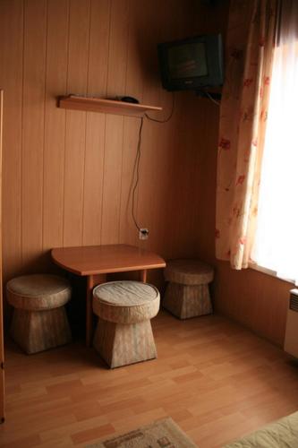 a small room with a table and two stools at Ośrodek Narciarski Stożek Witold Pruski in Wisła