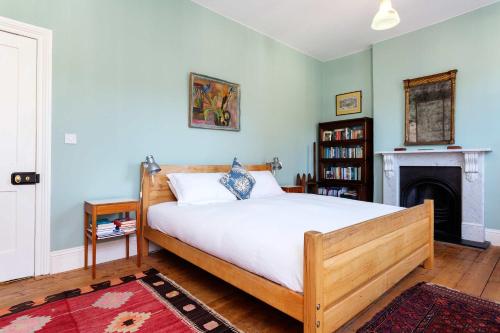 سرير أو أسرّة في غرفة في Veeve - East London Elegance