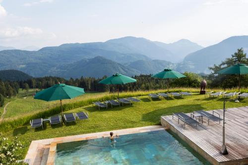 Nespecifikovaný výhled na hory nebo výhled na hory při pohledu z hotelu