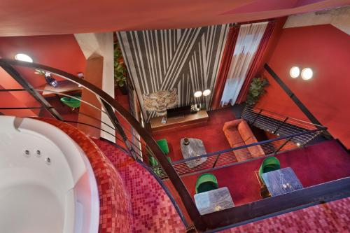 ブダペストにあるStories Boutique Hotelの屋上螺旋階段