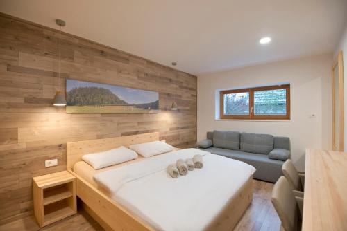 een slaapkamer met een groot bed en een bank bij Vila Alpina in Bled