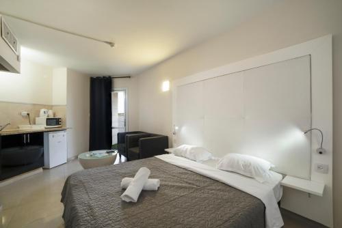 Voodi või voodid majutusasutuse Rich Royal Suites Eilat toas