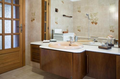 a bathroom with two sinks and a shower at Sa Mariposa in Ittiri