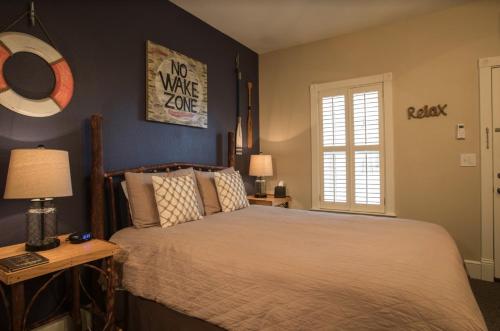 a bedroom with a bed and a window at Gruene River Hotel & Retreat in New Braunfels