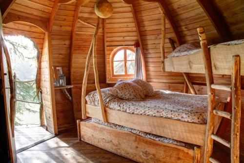 - une chambre avec 2 lits superposés dans une cabane en rondins dans l'établissement Insolites, Les Ormes, Epiniac, à Epiniac