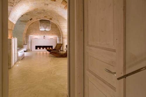 una puerta abierta a una habitación con chimenea en ReLuxe Private Wellness en Lecce
