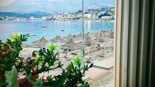 - Vistas a una playa con sombrillas y al océano en Castle Hotel, en Himare