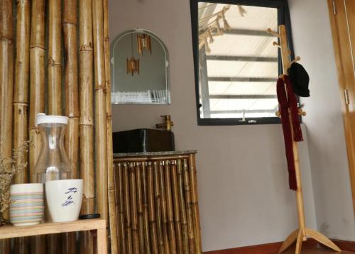 Zimmer mit einem Spiegel und einem Regal mit einem Mixer in der Unterkunft Komori House in Da Lat