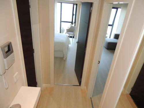 een kamer met een deur naar een slaapkamer bij Apartamento romántico con el mar a tus pies in Ribeira