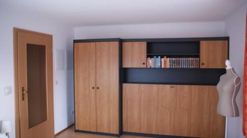 una habitación con una estantería de libros y un estuche de libros en Tango ARA Cash, en Coswig