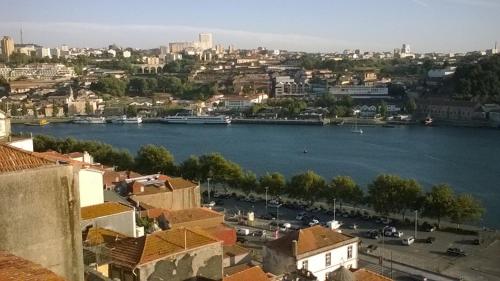 Oportobestview في بورتو: اطلاله على نهر فيه مباني ومدينه