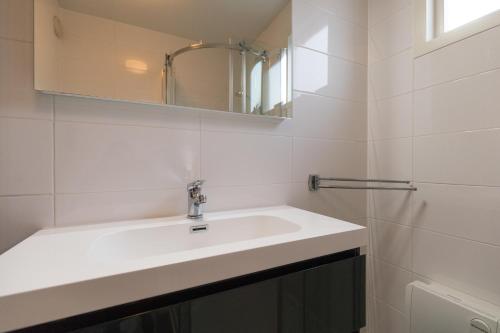 Ett badrum på Appartement De Vrijbuiter, Resort Amelander Kaap
