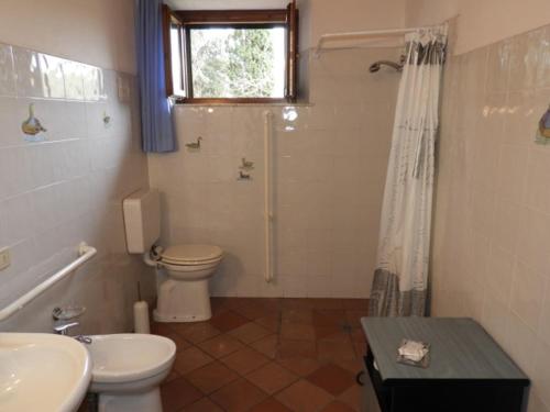 La salle de bains est pourvue de toilettes, d'un lavabo et d'une douche. dans l'établissement Agriturismo La Torretta, à Castagneto Carducci