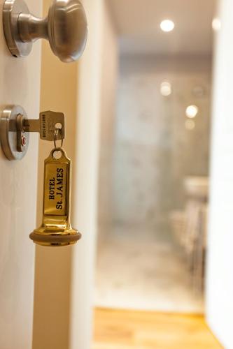 a door with a tag hanging from a door knob at Hotel St. James in Florence