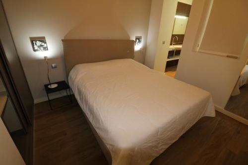 カンヌにあるLuxury, central 3 bedroom, 3 bathrooms 5 mins from the Palais 410のベッドルーム1室(白いベッド1台付)