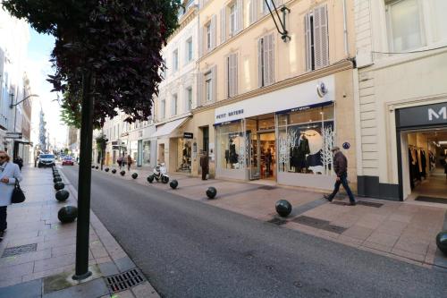 Luxury, central 3 bedroom, 3 bathrooms 5 mins from the Palais 410