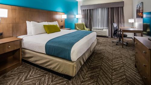 Gulta vai gultas numurā naktsmītnē Best Western Plus Bolivar Hotel & Suites