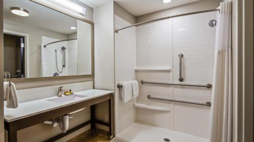 Kylpyhuone majoituspaikassa Best Western Plus Bolivar Hotel & Suites