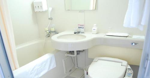 Seagrande Shimizu Station Hotel / Vacation STAY 8208 في شيزوكا: حمام أبيض مع حوض ومرحاض