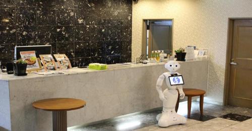 un oso de peluche blanco parado frente a un mostrador en Seagrande Shimizu Station Hotel / Vacation STAY 8194, en Shizuoka