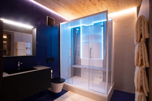 y baño con ducha acristalada y lavamanos. en Neuprantl Apartments, en Lana