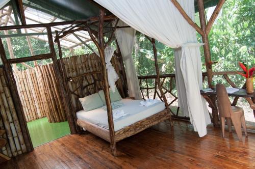 A bed or beds in a room at Danta Corcovado Lodge